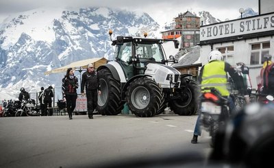 lamborghini-nitro-tractor-photo-632106-s-986x603.jpg and 