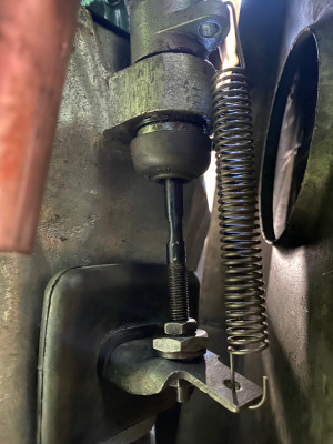 Slave Cylinder & Retracting Spring.png